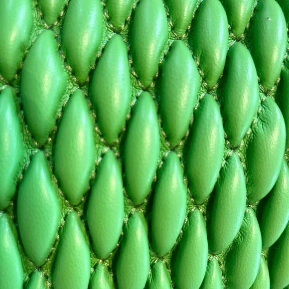 NWT💚🆕Urban Expressions🆕💚Gorgeous Green, Soft Leather, Gold Chain 👜 Purse - Picture 5 of 8